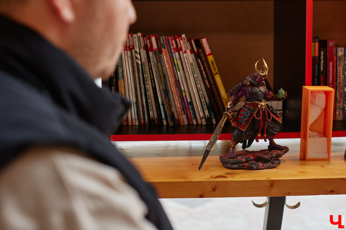 Когда возникает творческий порыв, в ход идут любые материалы. Дмитрий Виглюш выбрал пластик для 3D-принтеров, на которых он печатает детализированные фигурки, после чего покрывает их краской. Так на его столе вырастают будто живые фэнтези-персонажи, сцены из игр и сериалов, а также бытовые и креативные сюжеты. В секреты их создания автор погрузил «Ключ-Медиа»
