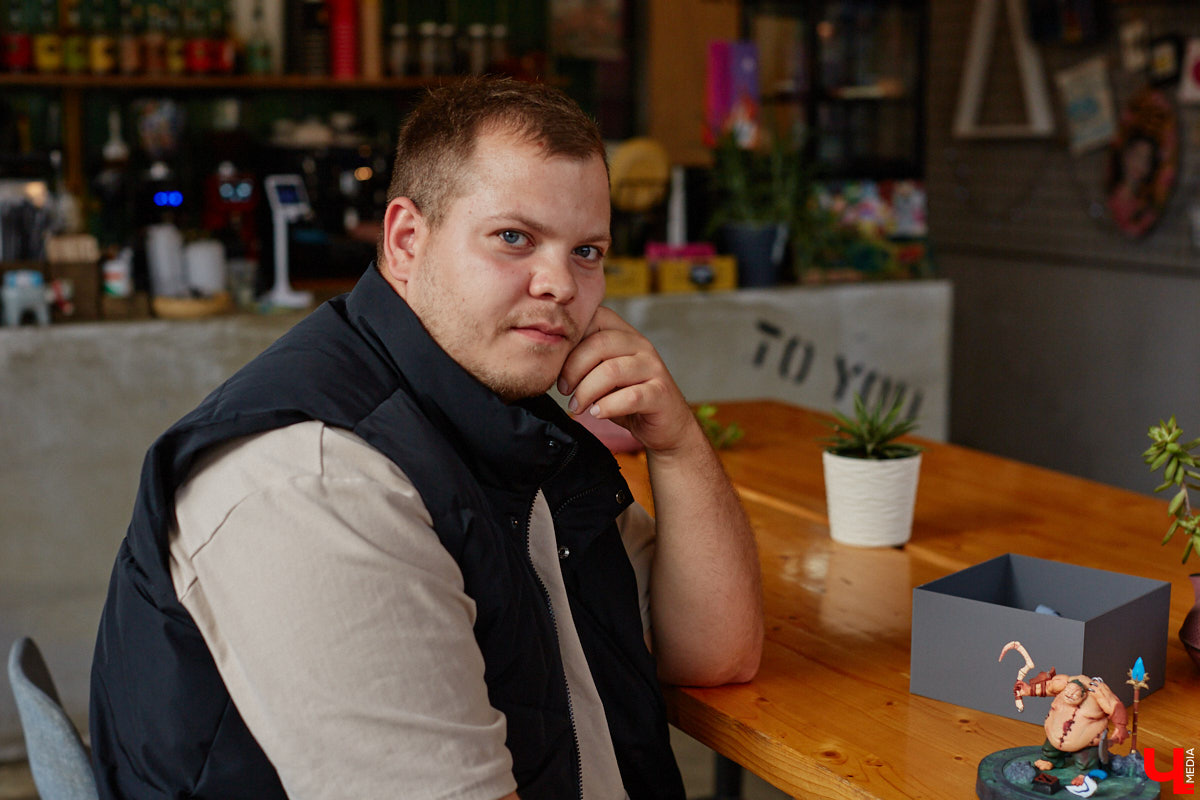 Когда возникает творческий порыв, в ход идут любые материалы. Дмитрий Виглюш выбрал пластик для 3D-принтеров, на которых он печатает детализированные фигурки, после чего покрывает их краской. Так на его столе вырастают будто живые фэнтези-персонажи, сцены из игр и сериалов, а также бытовые и креативные сюжеты. В секреты их создания автор погрузил «Ключ-Медиа»