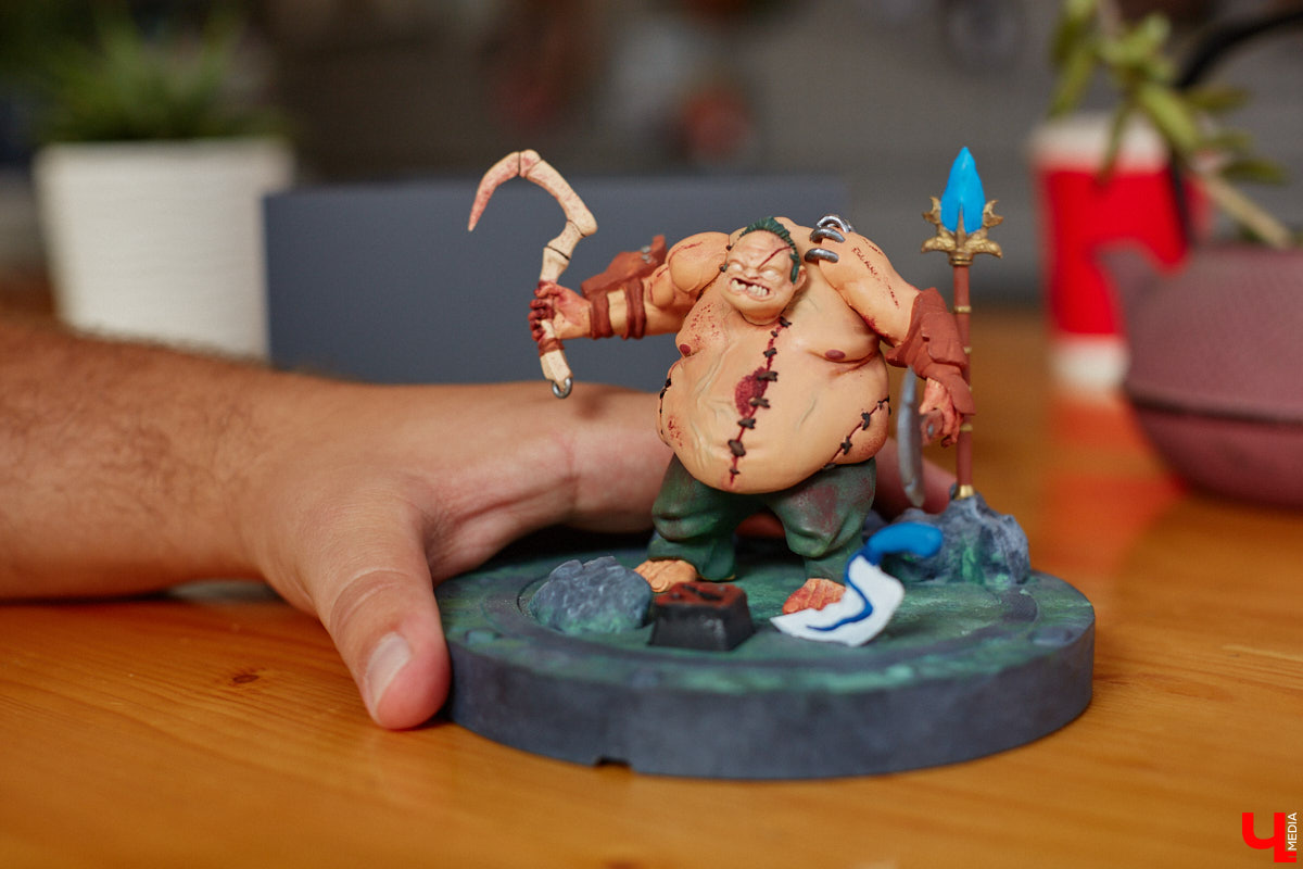 Когда возникает творческий порыв, в ход идут любые материалы. Дмитрий Виглюш выбрал пластик для 3D-принтеров, на которых он печатает детализированные фигурки, после чего покрывает их краской. Так на его столе вырастают будто живые фэнтези-персонажи, сцены из игр и сериалов, а также бытовые и креативные сюжеты. В секреты их создания автор погрузил «Ключ-Медиа»