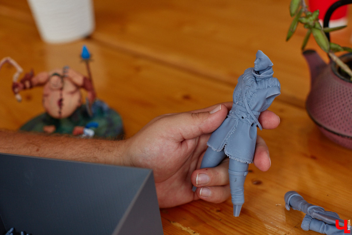 Когда возникает творческий порыв, в ход идут любые материалы. Дмитрий Виглюш выбрал пластик для 3D-принтеров, на которых он печатает детализированные фигурки, после чего покрывает их краской. Так на его столе вырастают будто живые фэнтези-персонажи, сцены из игр и сериалов, а также бытовые и креативные сюжеты. В секреты их создания автор погрузил «Ключ-Медиа»