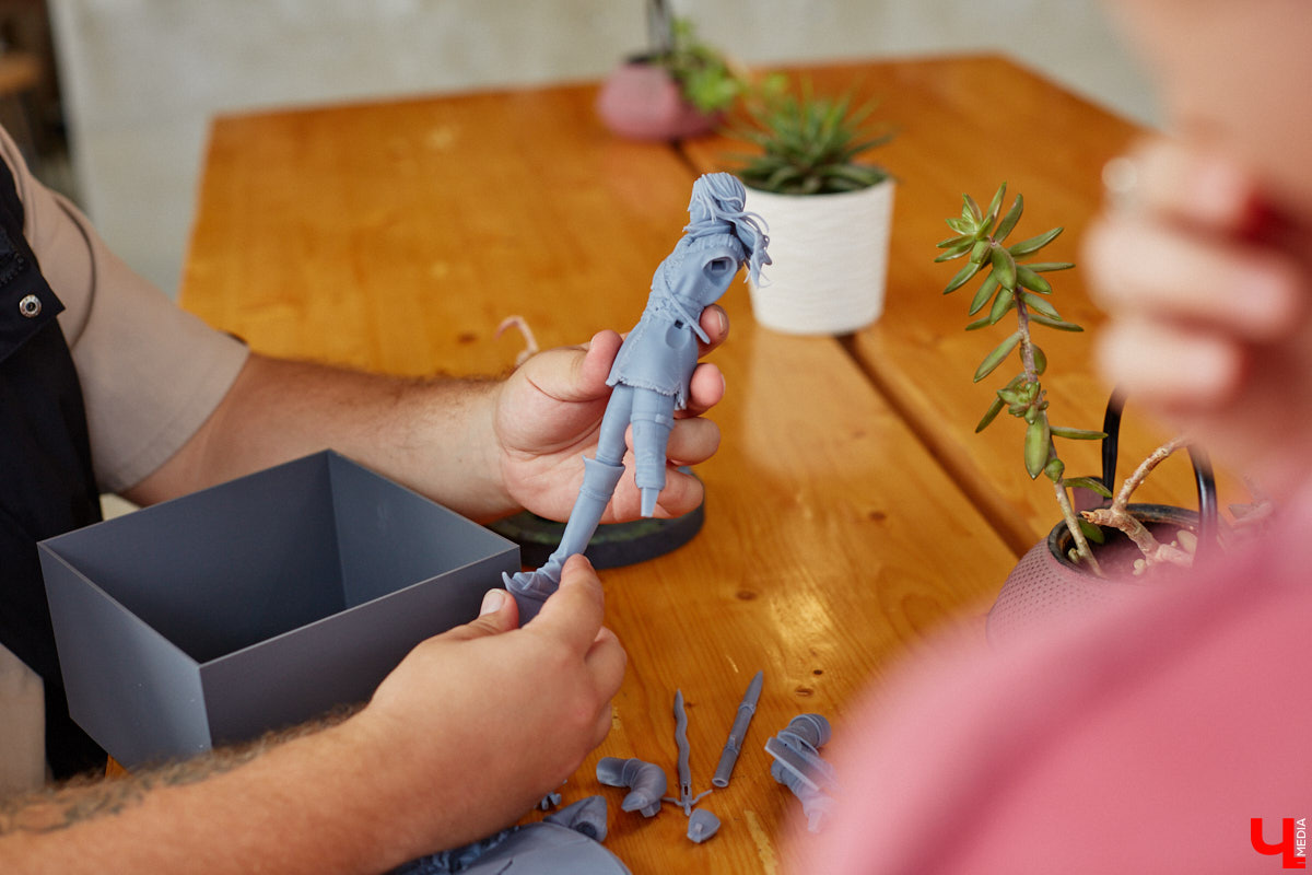 Когда возникает творческий порыв, в ход идут любые материалы. Дмитрий Виглюш выбрал пластик для 3D-принтеров, на которых он печатает детализированные фигурки, после чего покрывает их краской. Так на его столе вырастают будто живые фэнтези-персонажи, сцены из игр и сериалов, а также бытовые и креативные сюжеты. В секреты их создания автор погрузил «Ключ-Медиа»