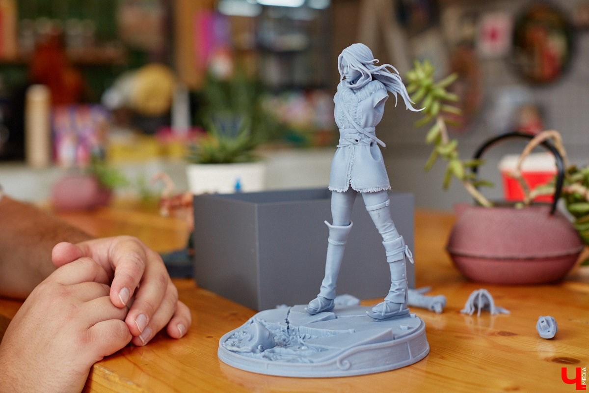 Когда возникает творческий порыв, в ход идут любые материалы. Дмитрий Виглюш выбрал пластик для 3D-принтеров, на которых он печатает детализированные фигурки, после чего покрывает их краской. Так на его столе вырастают будто живые фэнтези-персонажи, сцены из игр и сериалов, а также бытовые и креативные сюжеты. В секреты их создания автор погрузил «Ключ-Медиа»