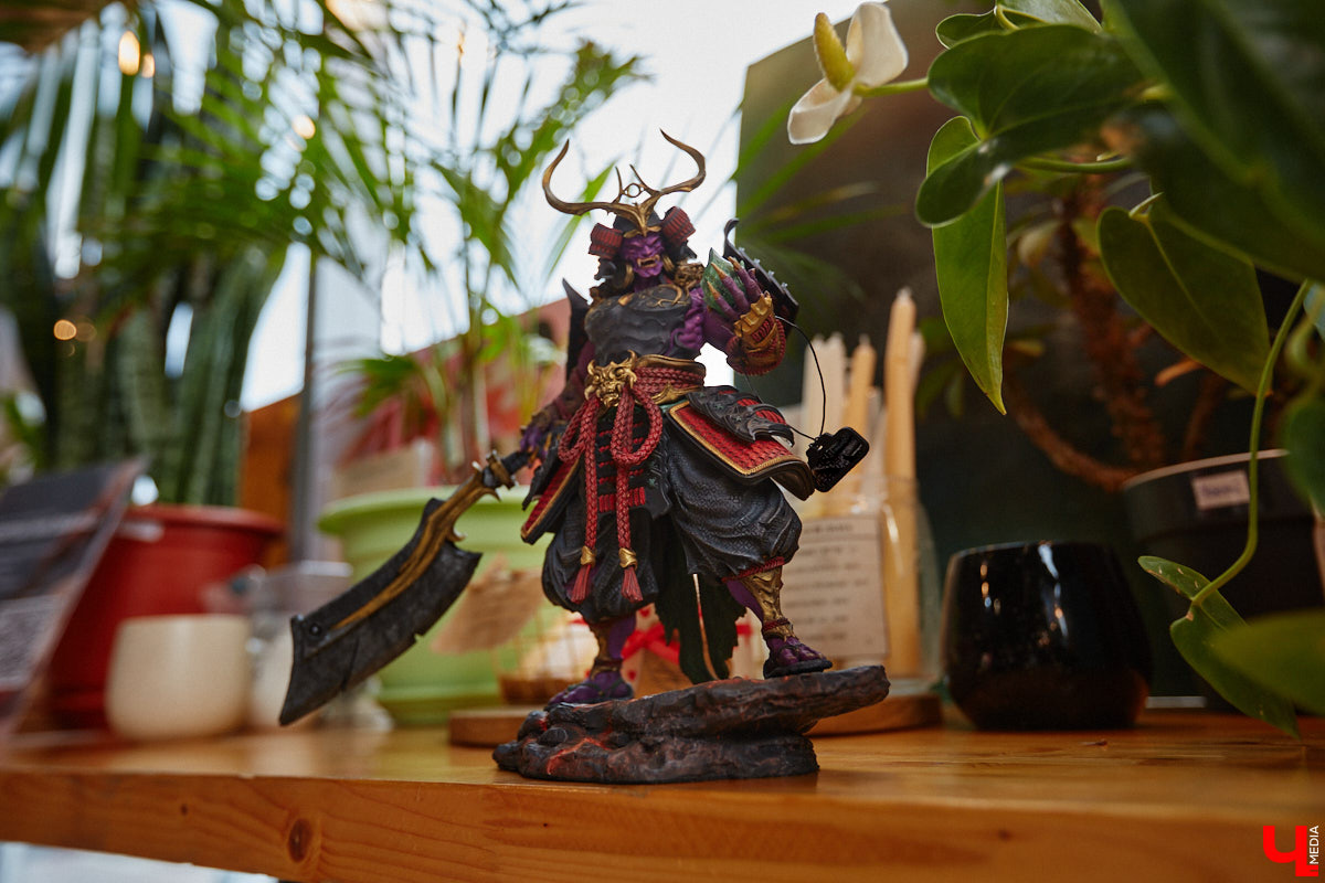 Когда возникает творческий порыв, в ход идут любые материалы. Дмитрий Виглюш выбрал пластик для 3D-принтеров, на которых он печатает детализированные фигурки, после чего покрывает их краской. Так на его столе вырастают будто живые фэнтези-персонажи, сцены из игр и сериалов, а также бытовые и креативные сюжеты. В секреты их создания автор погрузил «Ключ-Медиа»