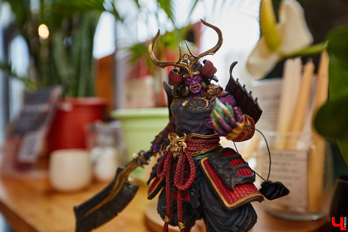 Когда возникает творческий порыв, в ход идут любые материалы. Дмитрий Виглюш выбрал пластик для 3D-принтеров, на которых он печатает детализированные фигурки, после чего покрывает их краской. Так на его столе вырастают будто живые фэнтези-персонажи, сцены из игр и сериалов, а также бытовые и креативные сюжеты. В секреты их создания автор погрузил «Ключ-Медиа»