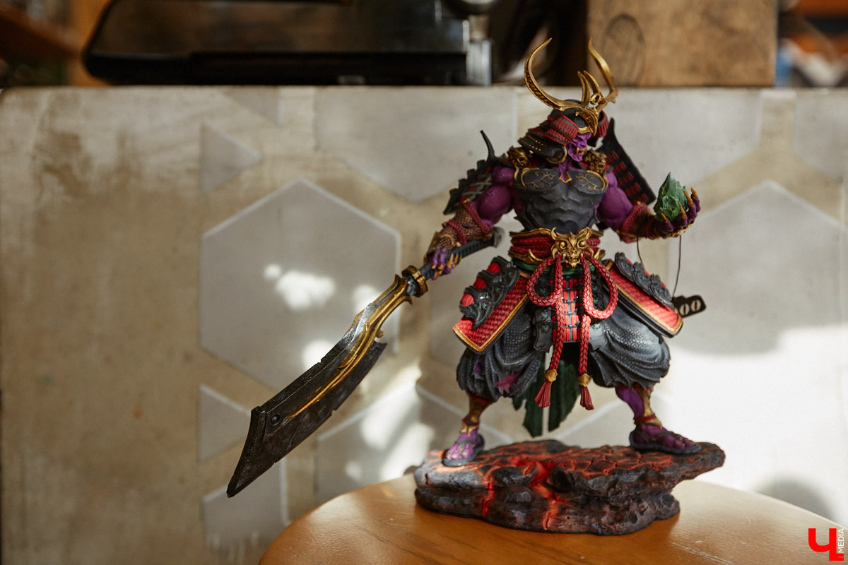 Когда возникает творческий порыв, в ход идут любые материалы. Дмитрий Виглюш выбрал пластик для 3D-принтеров, на которых он печатает детализированные фигурки, после чего покрывает их краской. Так на его столе вырастают будто живые фэнтези-персонажи, сцены из игр и сериалов, а также бытовые и креативные сюжеты. В секреты их создания автор погрузил «Ключ-Медиа»