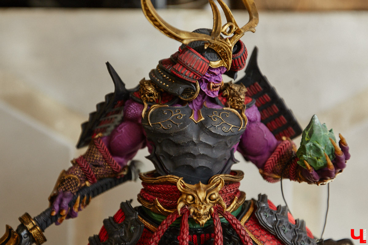 Когда возникает творческий порыв, в ход идут любые материалы. Дмитрий Виглюш выбрал пластик для 3D-принтеров, на которых он печатает детализированные фигурки, после чего покрывает их краской. Так на его столе вырастают будто живые фэнтези-персонажи, сцены из игр и сериалов, а также бытовые и креативные сюжеты. В секреты их создания автор погрузил «Ключ-Медиа»