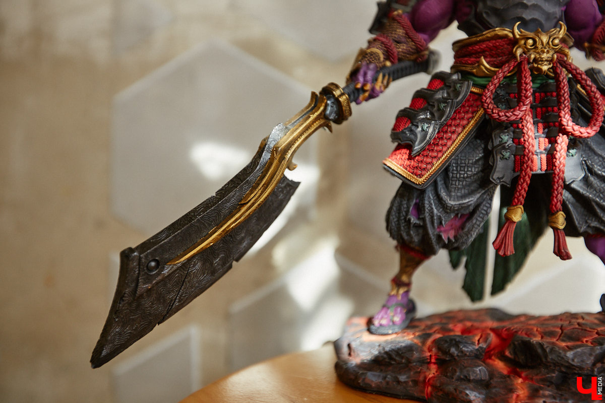 Когда возникает творческий порыв, в ход идут любые материалы. Дмитрий Виглюш выбрал пластик для 3D-принтеров, на которых он печатает детализированные фигурки, после чего покрывает их краской. Так на его столе вырастают будто живые фэнтези-персонажи, сцены из игр и сериалов, а также бытовые и креативные сюжеты. В секреты их создания автор погрузил «Ключ-Медиа»