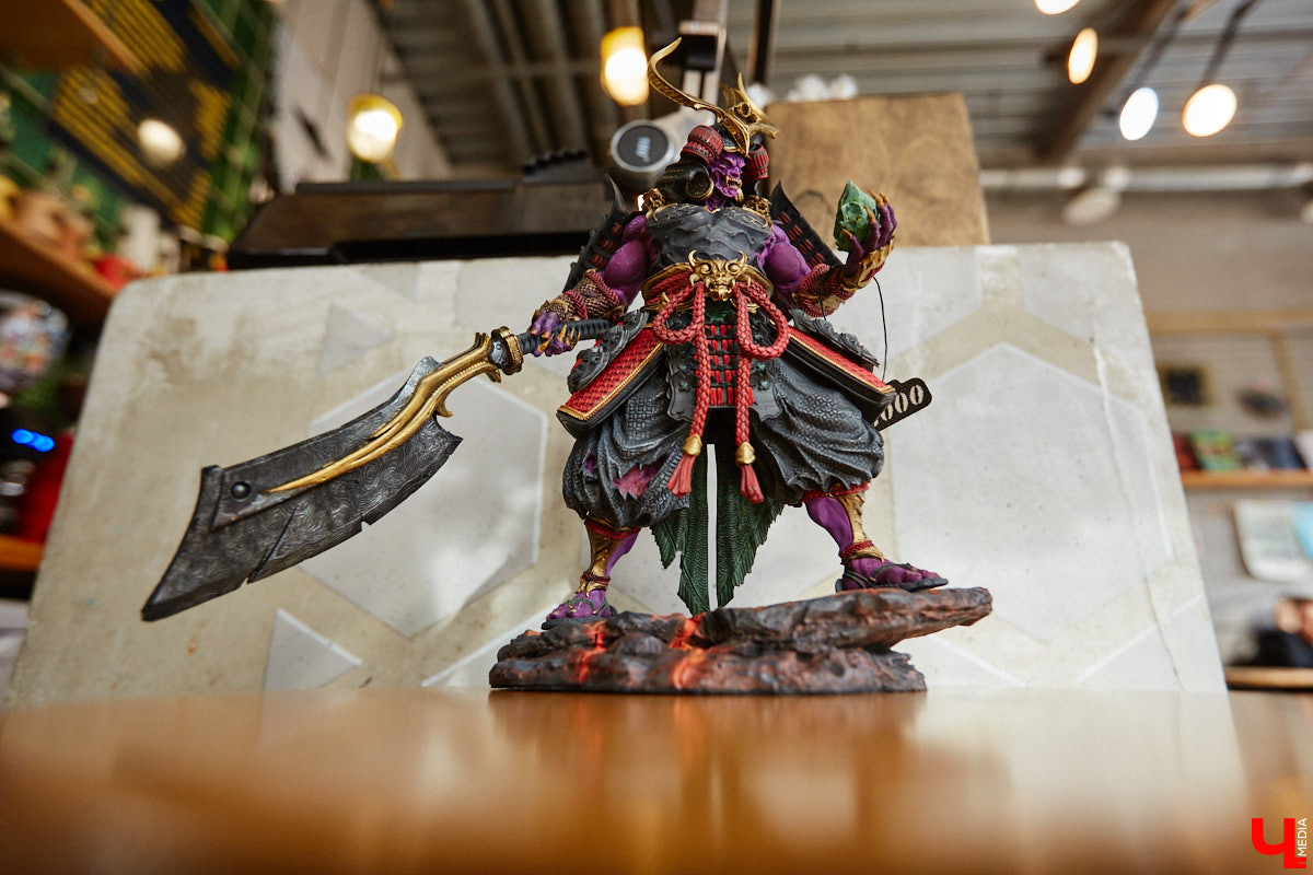 Когда возникает творческий порыв, в ход идут любые материалы. Дмитрий Виглюш выбрал пластик для 3D-принтеров, на которых он печатает детализированные фигурки, после чего покрывает их краской. Так на его столе вырастают будто живые фэнтези-персонажи, сцены из игр и сериалов, а также бытовые и креативные сюжеты. В секреты их создания автор погрузил «Ключ-Медиа»