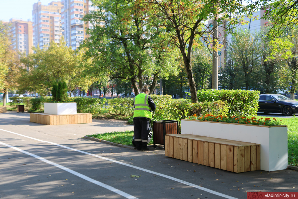 Лето 2025 года подарило Владимиру сразу несколько обновленных общественных локаций. Похорошевший бульвар Художника Иванова стал глотком свежего воздуха для местных жителей. Напротив же Центрального парка не только установили стелу трудовой доблести, но и облагородили территорию вокруг. Насколько комфортными можно назвать эти локации с точки зрения урбанистики и придутся ли они горожанам по нраву? Разобраться помог активист Артем Сыров
