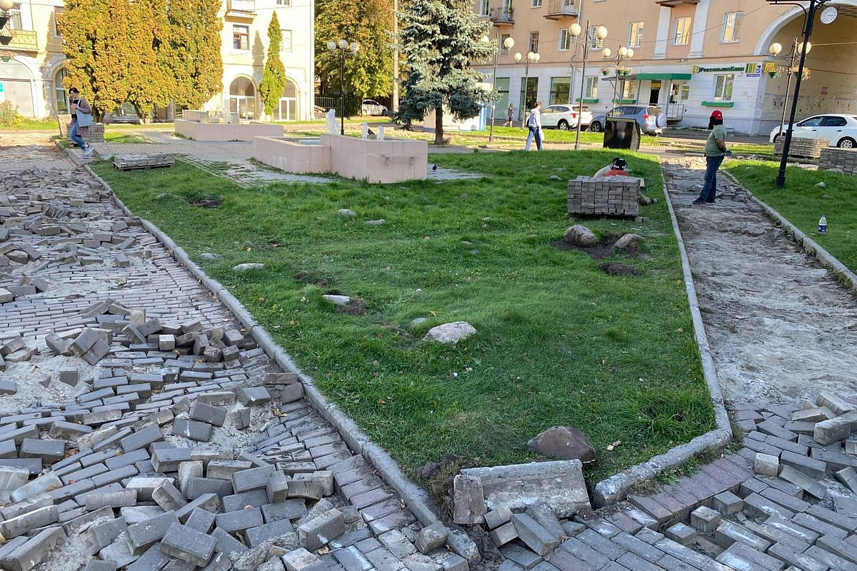 Лето 2025 года подарило Владимиру сразу несколько обновленных общественных локаций. Похорошевший бульвар Художника Иванова стал глотком свежего воздуха для местных жителей. Напротив же Центрального парка не только установили стелу трудовой доблести, но и облагородили территорию вокруг. Насколько комфортными можно назвать эти локации с точки зрения урбанистики и придутся ли они горожанам по нраву? Разобраться помог активист Артем Сыров