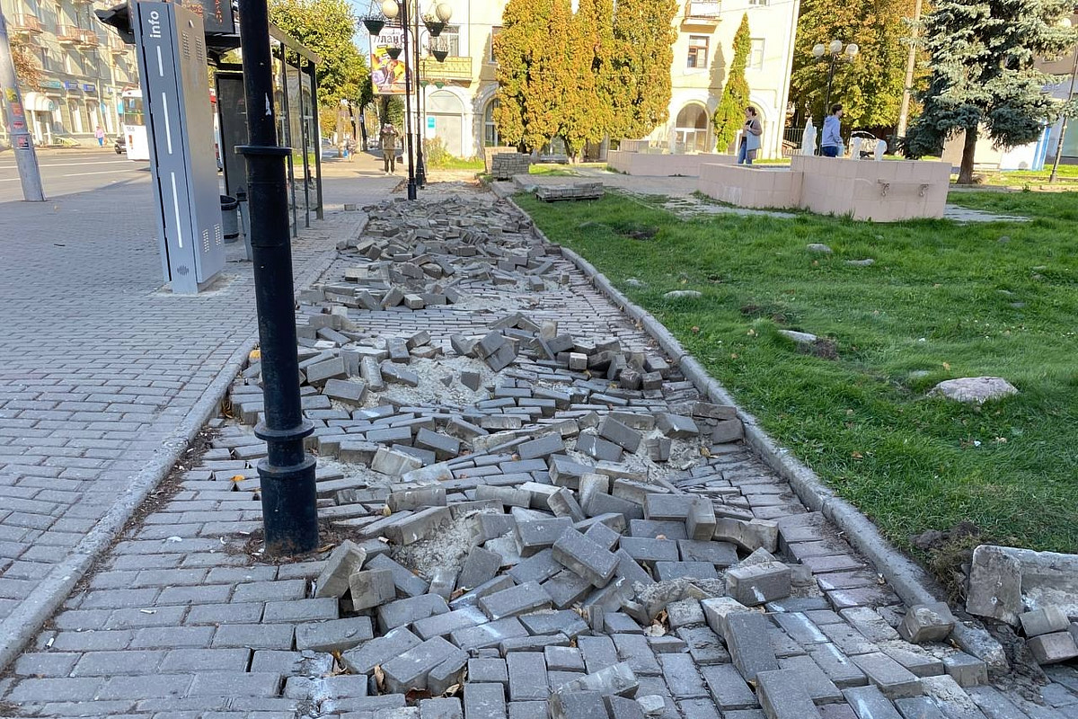 Лето 2025 года подарило Владимиру сразу несколько обновленных общественных локаций. Похорошевший бульвар Художника Иванова стал глотком свежего воздуха для местных жителей. Напротив же Центрального парка не только установили стелу трудовой доблести, но и облагородили территорию вокруг. Насколько комфортными можно назвать эти локации с точки зрения урбанистики и придутся ли они горожанам по нраву? Разобраться помог активист Артем Сыров