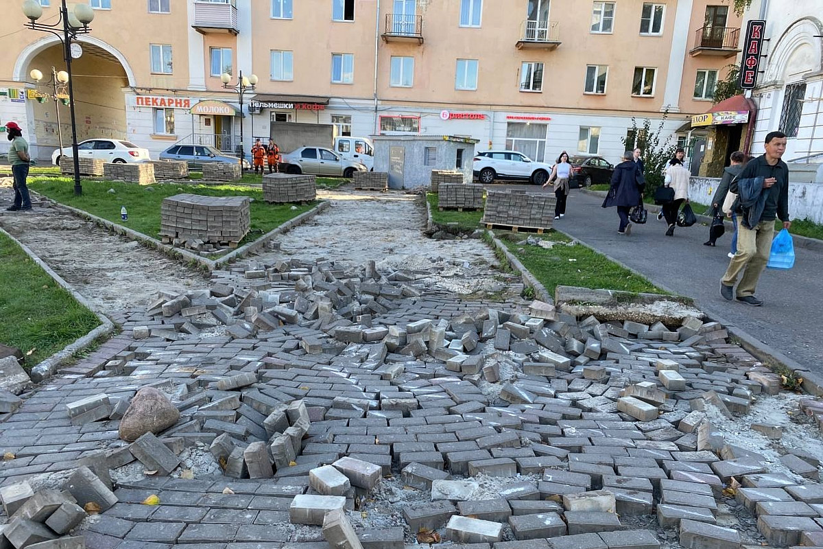 Лето 2025 года подарило Владимиру сразу несколько обновленных общественных локаций. Похорошевший бульвар Художника Иванова стал глотком свежего воздуха для местных жителей. Напротив же Центрального парка не только установили стелу трудовой доблести, но и облагородили территорию вокруг. Насколько комфортными можно назвать эти локации с точки зрения урбанистики и придутся ли они горожанам по нраву? Разобраться помог активист Артем Сыров