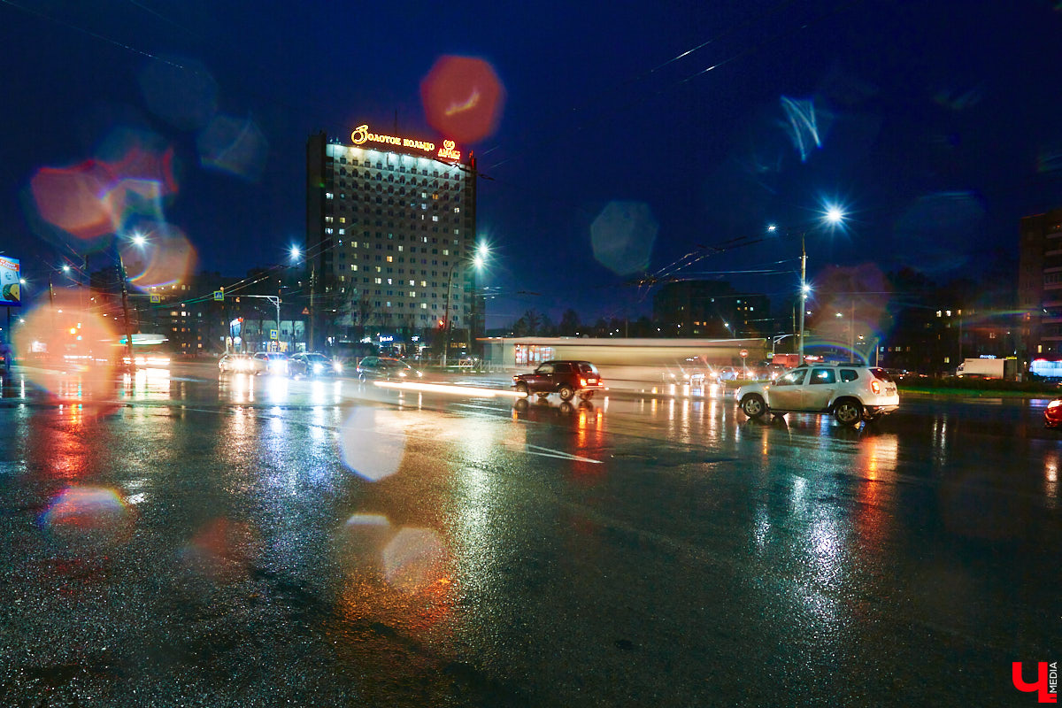 Лето 2025 года подарило Владимиру сразу несколько обновленных общественных локаций. Похорошевший бульвар Художника Иванова стал глотком свежего воздуха для местных жителей. Напротив же Центрального парка не только установили стелу трудовой доблести, но и облагородили территорию вокруг. Насколько комфортными можно назвать эти локации с точки зрения урбанистики и придутся ли они горожанам по нраву? Разобраться помог активист Артем Сыров