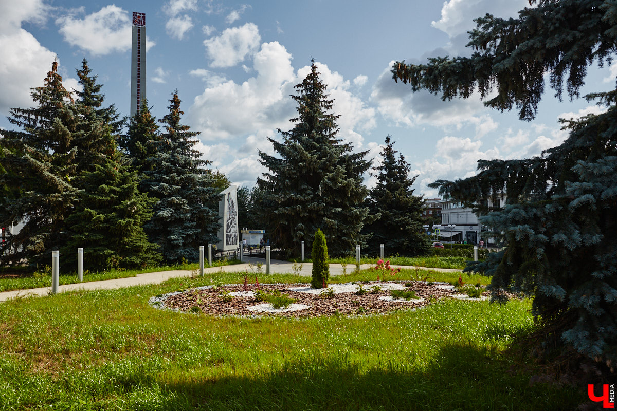 Лето 2025 года подарило Владимиру сразу несколько обновленных общественных локаций. Похорошевший бульвар Художника Иванова стал глотком свежего воздуха для местных жителей. Напротив же Центрального парка не только установили стелу трудовой доблести, но и облагородили территорию вокруг. Насколько комфортными можно назвать эти локации с точки зрения урбанистики и придутся ли они горожанам по нраву? Разобраться помог активист Артем Сыров