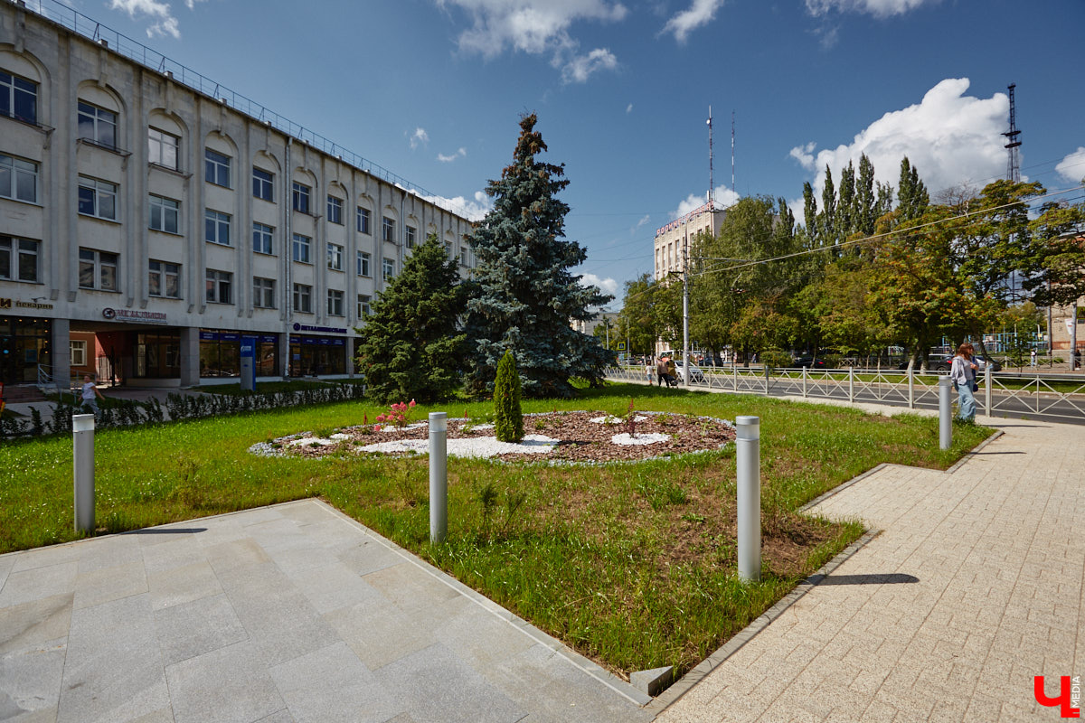 Лето 2025 года подарило Владимиру сразу несколько обновленных общественных локаций. Похорошевший бульвар Художника Иванова стал глотком свежего воздуха для местных жителей. Напротив же Центрального парка не только установили стелу трудовой доблести, но и облагородили территорию вокруг. Насколько комфортными можно назвать эти локации с точки зрения урбанистики и придутся ли они горожанам по нраву? Разобраться помог активист Артем Сыров