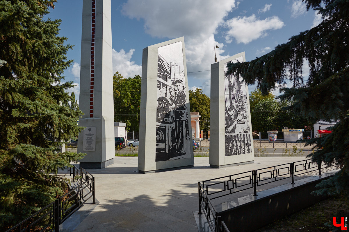 Лето 2025 года подарило Владимиру сразу несколько обновленных общественных локаций. Похорошевший бульвар Художника Иванова стал глотком свежего воздуха для местных жителей. Напротив же Центрального парка не только установили стелу трудовой доблести, но и облагородили территорию вокруг. Насколько комфортными можно назвать эти локации с точки зрения урбанистики и придутся ли они горожанам по нраву? Разобраться помог активист Артем Сыров