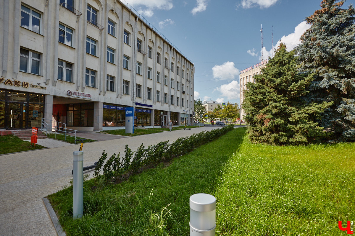 Лето 2025 года подарило Владимиру сразу несколько обновленных общественных локаций. Похорошевший бульвар Художника Иванова стал глотком свежего воздуха для местных жителей. Напротив же Центрального парка не только установили стелу трудовой доблести, но и облагородили территорию вокруг. Насколько комфортными можно назвать эти локации с точки зрения урбанистики и придутся ли они горожанам по нраву? Разобраться помог активист Артем Сыров