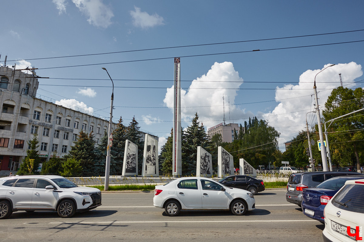 Лето 2025 года подарило Владимиру сразу несколько обновленных общественных локаций. Похорошевший бульвар Художника Иванова стал глотком свежего воздуха для местных жителей. Напротив же Центрального парка не только установили стелу трудовой доблести, но и облагородили территорию вокруг. Насколько комфортными можно назвать эти локации с точки зрения урбанистики и придутся ли они горожанам по нраву? Разобраться помог активист Артем Сыров