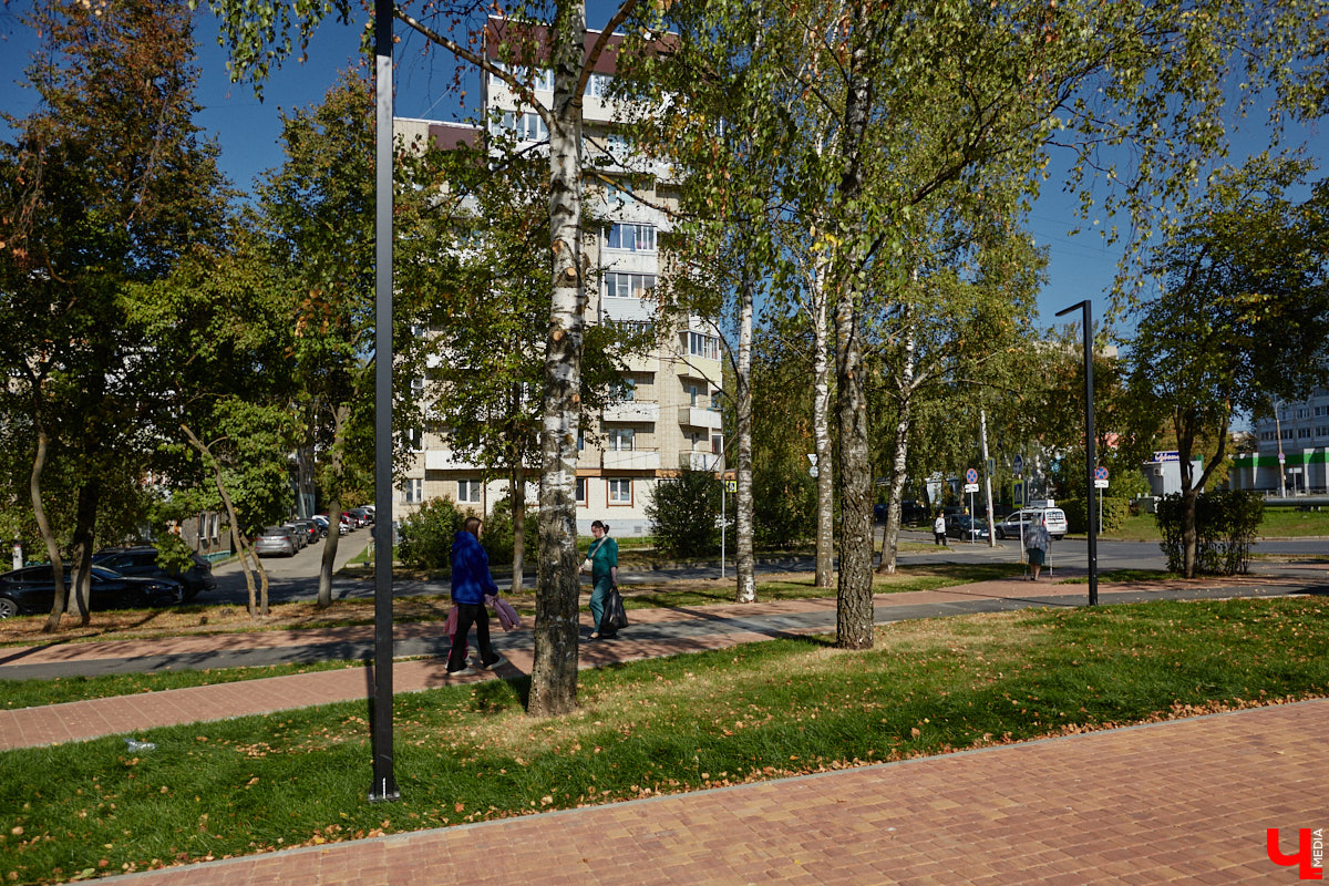 Лето 2025 года подарило Владимиру сразу несколько обновленных общественных локаций. Похорошевший бульвар Художника Иванова стал глотком свежего воздуха для местных жителей. Напротив же Центрального парка не только установили стелу трудовой доблести, но и облагородили территорию вокруг. Насколько комфортными можно назвать эти локации с точки зрения урбанистики и придутся ли они горожанам по нраву? Разобраться помог активист Артем Сыров