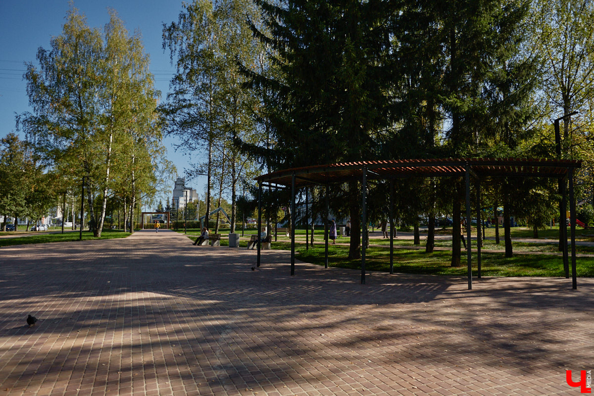 Лето 2025 года подарило Владимиру сразу несколько обновленных общественных локаций. Похорошевший бульвар Художника Иванова стал глотком свежего воздуха для местных жителей. Напротив же Центрального парка не только установили стелу трудовой доблести, но и облагородили территорию вокруг. Насколько комфортными можно назвать эти локации с точки зрения урбанистики и придутся ли они горожанам по нраву? Разобраться помог активист Артем Сыров