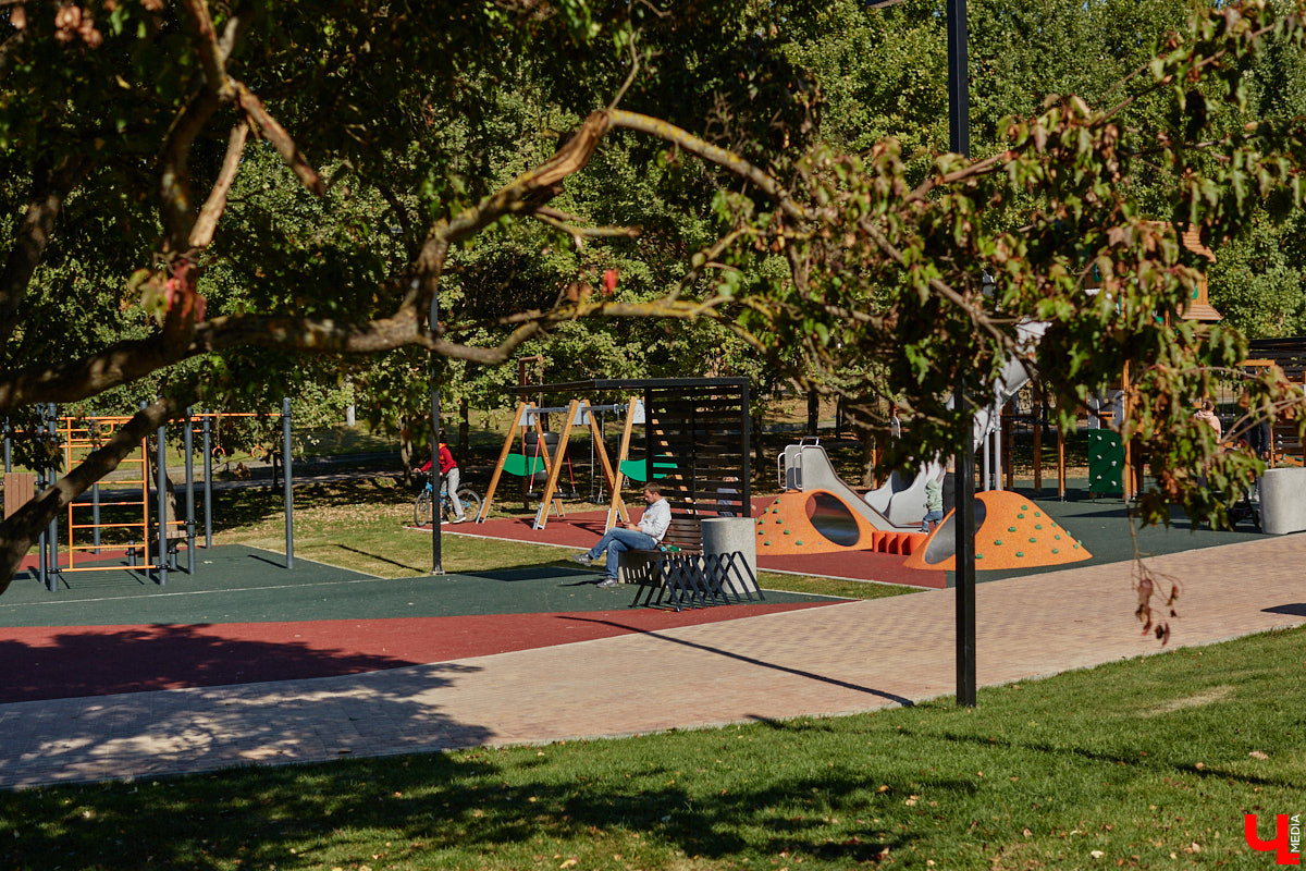 Лето 2025 года подарило Владимиру сразу несколько обновленных общественных локаций. Похорошевший бульвар Художника Иванова стал глотком свежего воздуха для местных жителей. Напротив же Центрального парка не только установили стелу трудовой доблести, но и облагородили территорию вокруг. Насколько комфортными можно назвать эти локации с точки зрения урбанистики и придутся ли они горожанам по нраву? Разобраться помог активист Артем Сыров