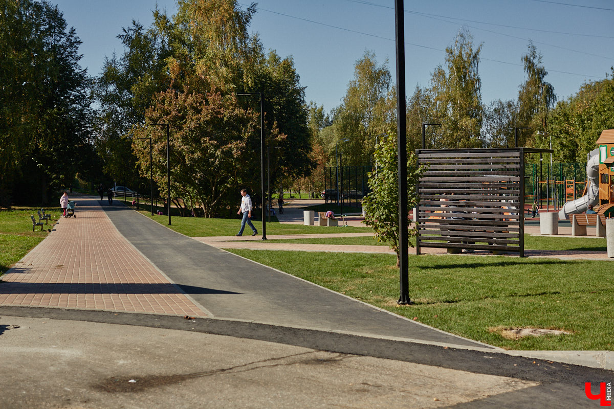 Лето 2025 года подарило Владимиру сразу несколько обновленных общественных локаций. Похорошевший бульвар Художника Иванова стал глотком свежего воздуха для местных жителей. Напротив же Центрального парка не только установили стелу трудовой доблести, но и облагородили территорию вокруг. Насколько комфортными можно назвать эти локации с точки зрения урбанистики и придутся ли они горожанам по нраву? Разобраться помог активист Артем Сыров