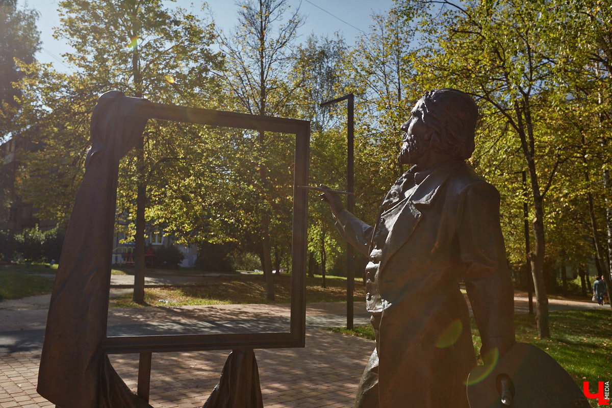 Лето 2025 года подарило Владимиру сразу несколько обновленных общественных локаций. Похорошевший бульвар Художника Иванова стал глотком свежего воздуха для местных жителей. Напротив же Центрального парка не только установили стелу трудовой доблести, но и облагородили территорию вокруг. Насколько комфортными можно назвать эти локации с точки зрения урбанистики и придутся ли они горожанам по нраву? Разобраться помог активист Артем Сыров