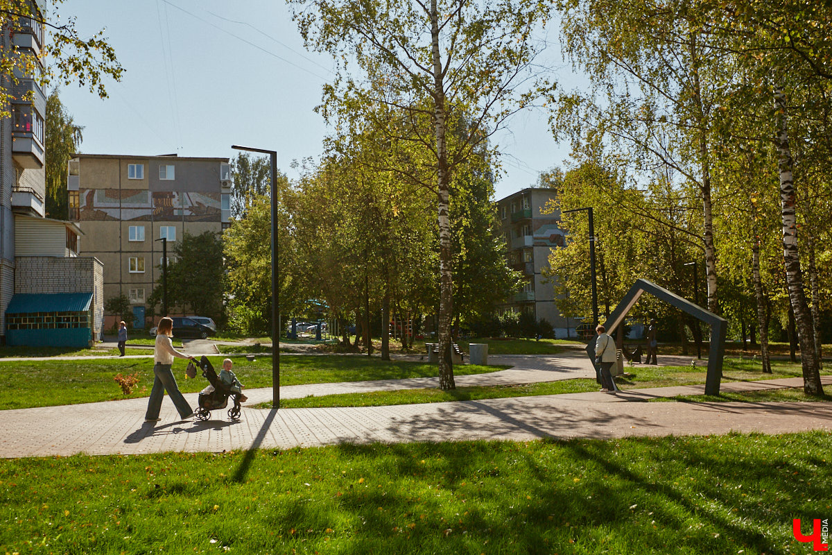 Лето 2025 года подарило Владимиру сразу несколько обновленных общественных локаций. Похорошевший бульвар Художника Иванова стал глотком свежего воздуха для местных жителей. Напротив же Центрального парка не только установили стелу трудовой доблести, но и облагородили территорию вокруг. Насколько комфортными можно назвать эти локации с точки зрения урбанистики и придутся ли они горожанам по нраву? Разобраться помог активист Артем Сыров