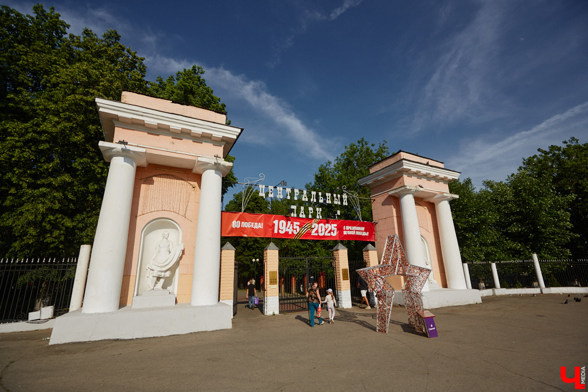 Лето 2025 года подарило Владимиру сразу несколько обновленных общественных локаций. Похорошевший бульвар Художника Иванова стал глотком свежего воздуха для местных жителей. Напротив же Центрального парка не только установили стелу трудовой доблести, но и облагородили территорию вокруг. Насколько комфортными можно назвать эти локации с точки зрения урбанистики и придутся ли они горожанам по нраву? Разобраться помог активист Артем Сыров