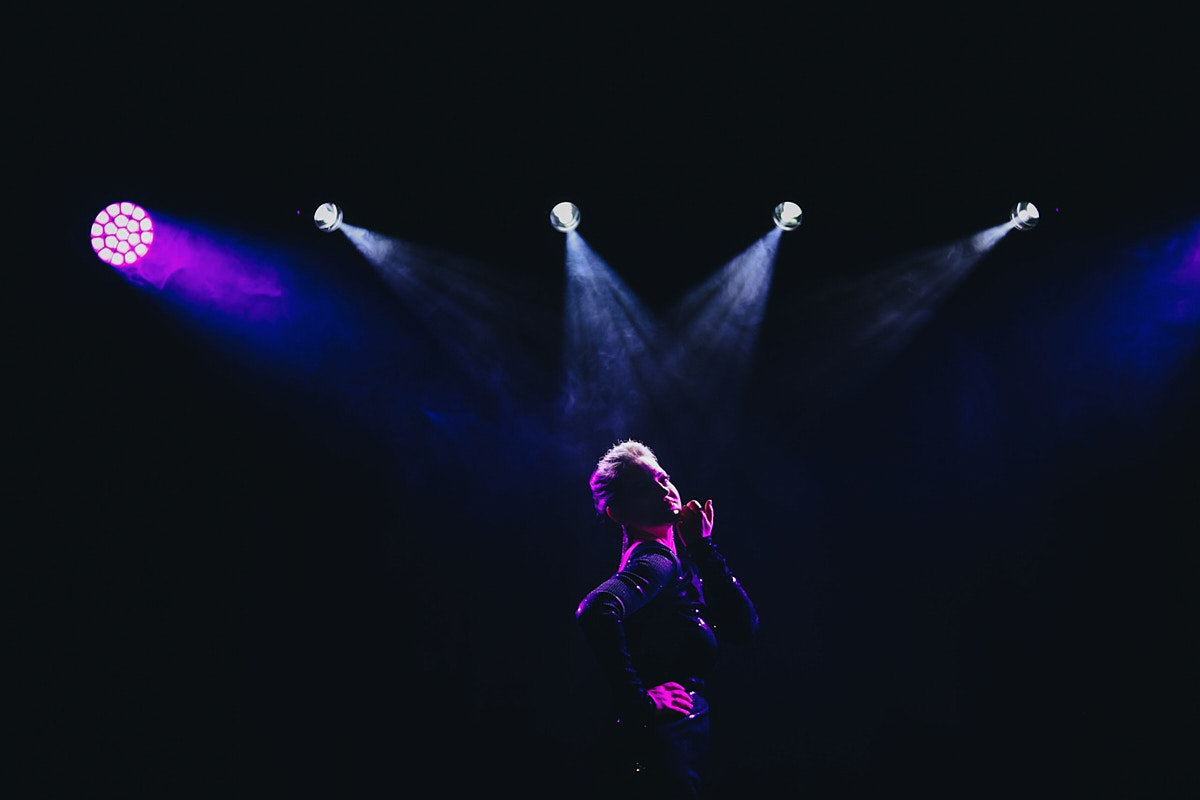 После преображения Дома работников искусств туда не хочется идти в повседневной одежде. Только каблуки и платье в пол! Теперь в роскошных интерьерах легко почувствовать себя звездой. Именно этот замысел заложен в концептуальный фотопроект «Выход в свет», созданный ВОДРИ совместно с Екатериной Лебедь. Момент, когда любая может почувствовать себя дивой!