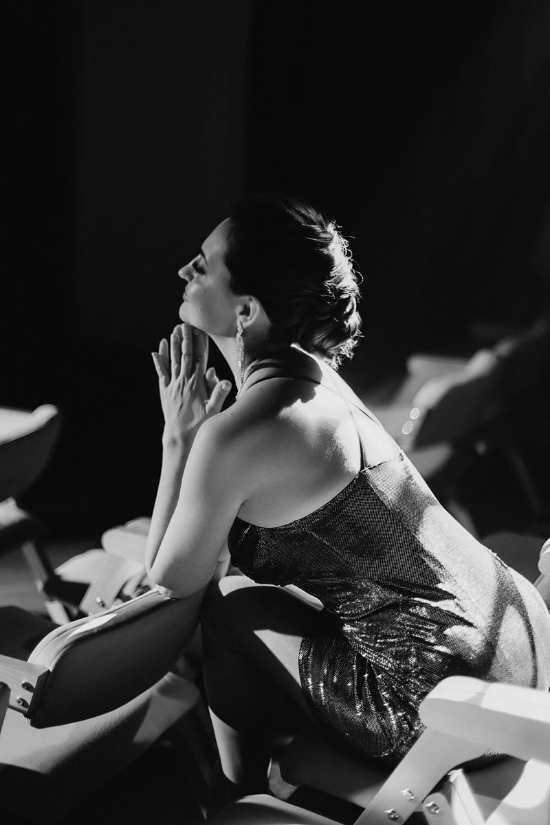 После преображения Дома работников искусств туда не хочется идти в повседневной одежде. Только каблуки и платье в пол! Теперь в роскошных интерьерах легко почувствовать себя звездой. Именно этот замысел заложен в концептуальный фотопроект «Выход в свет», созданный ВОДРИ совместно с Екатериной Лебедь. Момент, когда любая может почувствовать себя дивой!