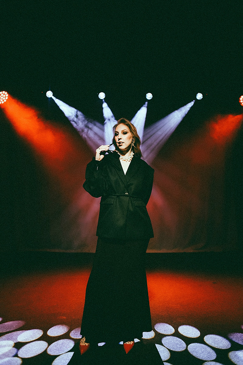 После преображения Дома работников искусств туда не хочется идти в повседневной одежде. Только каблуки и платье в пол! Теперь в роскошных интерьерах легко почувствовать себя звездой. Именно этот замысел заложен в концептуальный фотопроект «Выход в свет», созданный ВОДРИ совместно с Екатериной Лебедь. Момент, когда любая может почувствовать себя дивой!