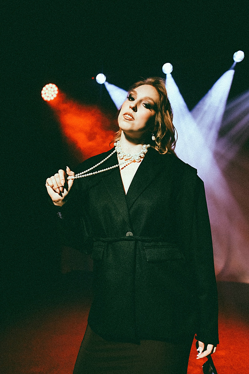 После преображения Дома работников искусств туда не хочется идти в повседневной одежде. Только каблуки и платье в пол! Теперь в роскошных интерьерах легко почувствовать себя звездой. Именно этот замысел заложен в концептуальный фотопроект «Выход в свет», созданный ВОДРИ совместно с Екатериной Лебедь. Момент, когда любая может почувствовать себя дивой!