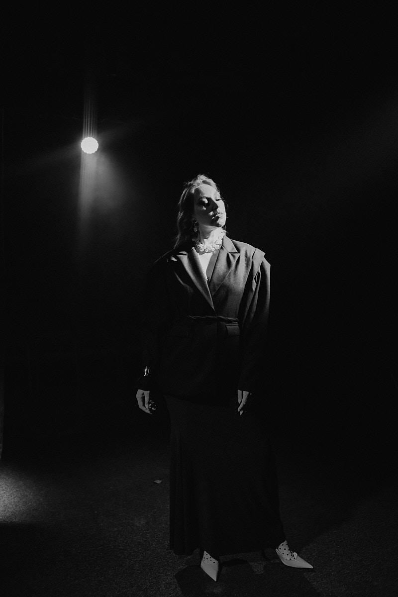 После преображения Дома работников искусств туда не хочется идти в повседневной одежде. Только каблуки и платье в пол! Теперь в роскошных интерьерах легко почувствовать себя звездой. Именно этот замысел заложен в концептуальный фотопроект «Выход в свет», созданный ВОДРИ совместно с Екатериной Лебедь. Момент, когда любая может почувствовать себя дивой!