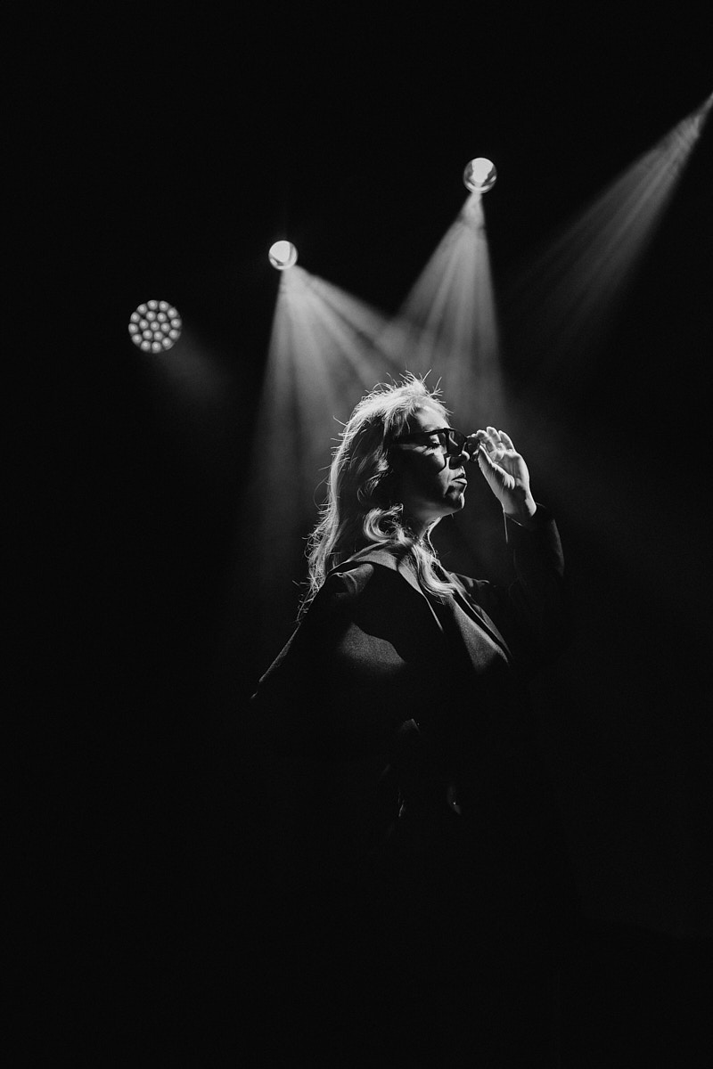 После преображения Дома работников искусств туда не хочется идти в повседневной одежде. Только каблуки и платье в пол! Теперь в роскошных интерьерах легко почувствовать себя звездой. Именно этот замысел заложен в концептуальный фотопроект «Выход в свет», созданный ВОДРИ совместно с Екатериной Лебедь. Момент, когда любая может почувствовать себя дивой!