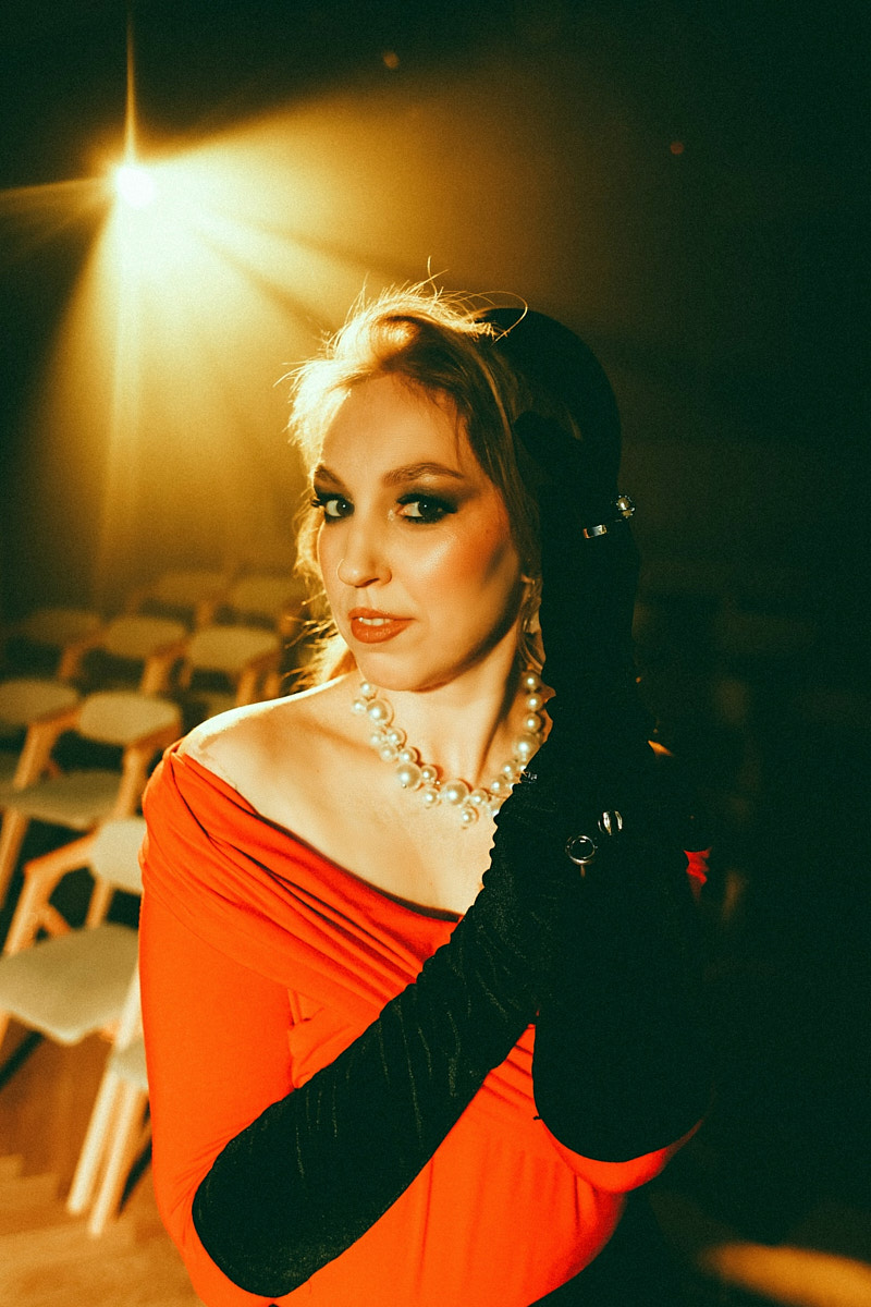 После преображения Дома работников искусств туда не хочется идти в повседневной одежде. Только каблуки и платье в пол! Теперь в роскошных интерьерах легко почувствовать себя звездой. Именно этот замысел заложен в концептуальный фотопроект «Выход в свет», созданный ВОДРИ совместно с Екатериной Лебедь. Момент, когда любая может почувствовать себя дивой!