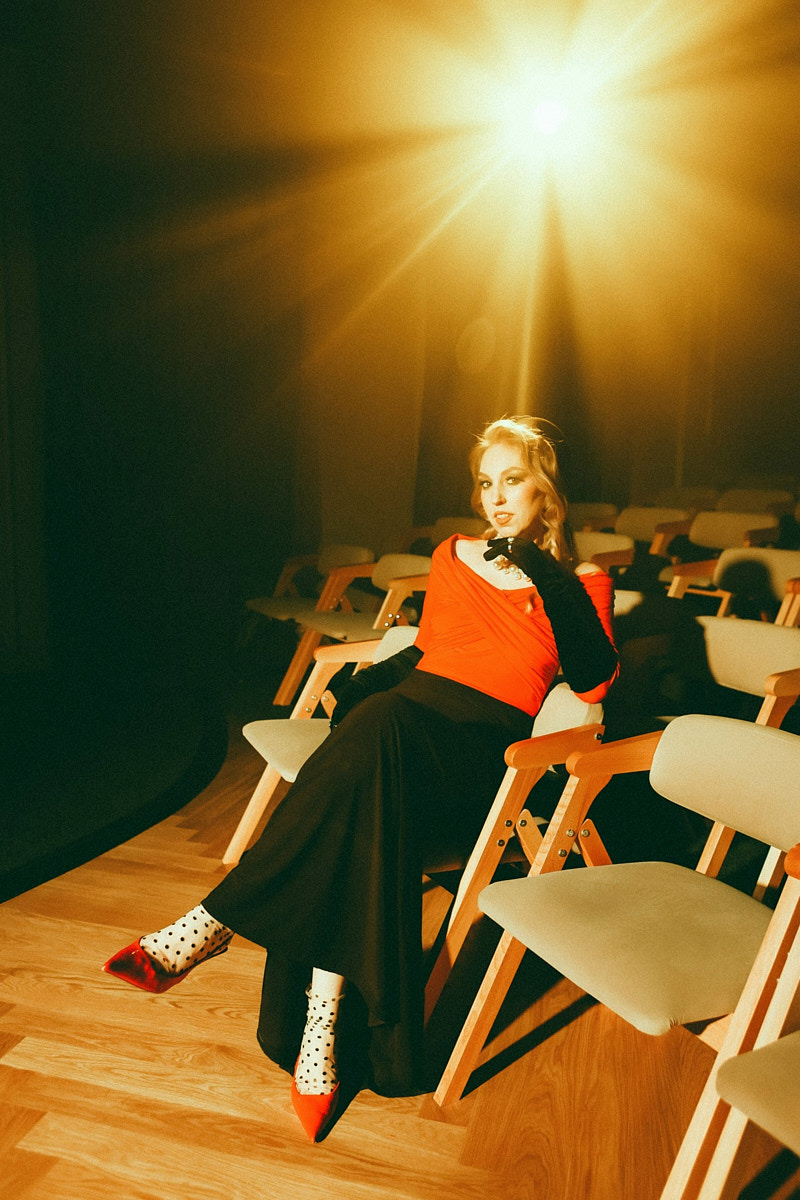 После преображения Дома работников искусств туда не хочется идти в повседневной одежде. Только каблуки и платье в пол! Теперь в роскошных интерьерах легко почувствовать себя звездой. Именно этот замысел заложен в концептуальный фотопроект «Выход в свет», созданный ВОДРИ совместно с Екатериной Лебедь. Момент, когда любая может почувствовать себя дивой!