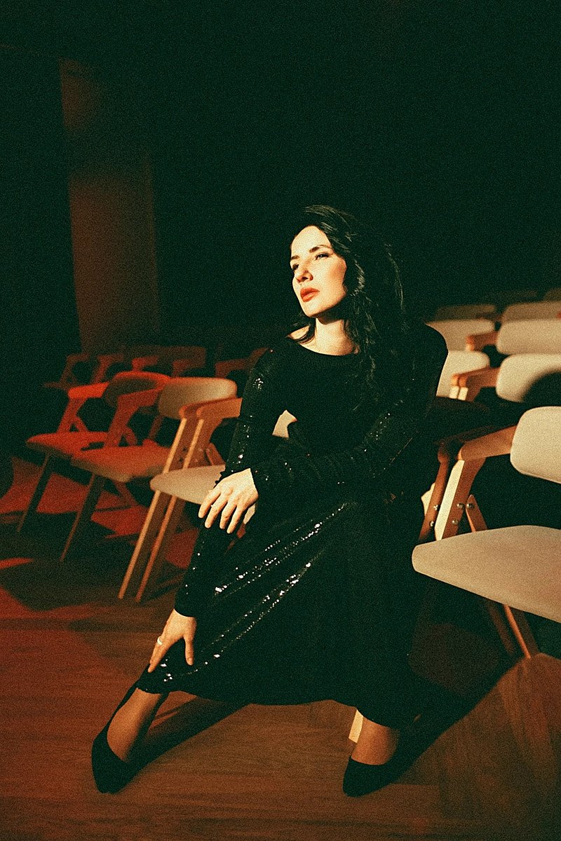 После преображения Дома работников искусств туда не хочется идти в повседневной одежде. Только каблуки и платье в пол! Теперь в роскошных интерьерах легко почувствовать себя звездой. Именно этот замысел заложен в концептуальный фотопроект «Выход в свет», созданный ВОДРИ совместно с Екатериной Лебедь. Момент, когда любая может почувствовать себя дивой!