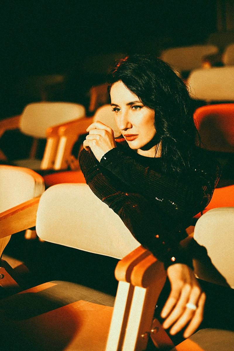 После преображения Дома работников искусств туда не хочется идти в повседневной одежде. Только каблуки и платье в пол! Теперь в роскошных интерьерах легко почувствовать себя звездой. Именно этот замысел заложен в концептуальный фотопроект «Выход в свет», созданный ВОДРИ совместно с Екатериной Лебедь. Момент, когда любая может почувствовать себя дивой!