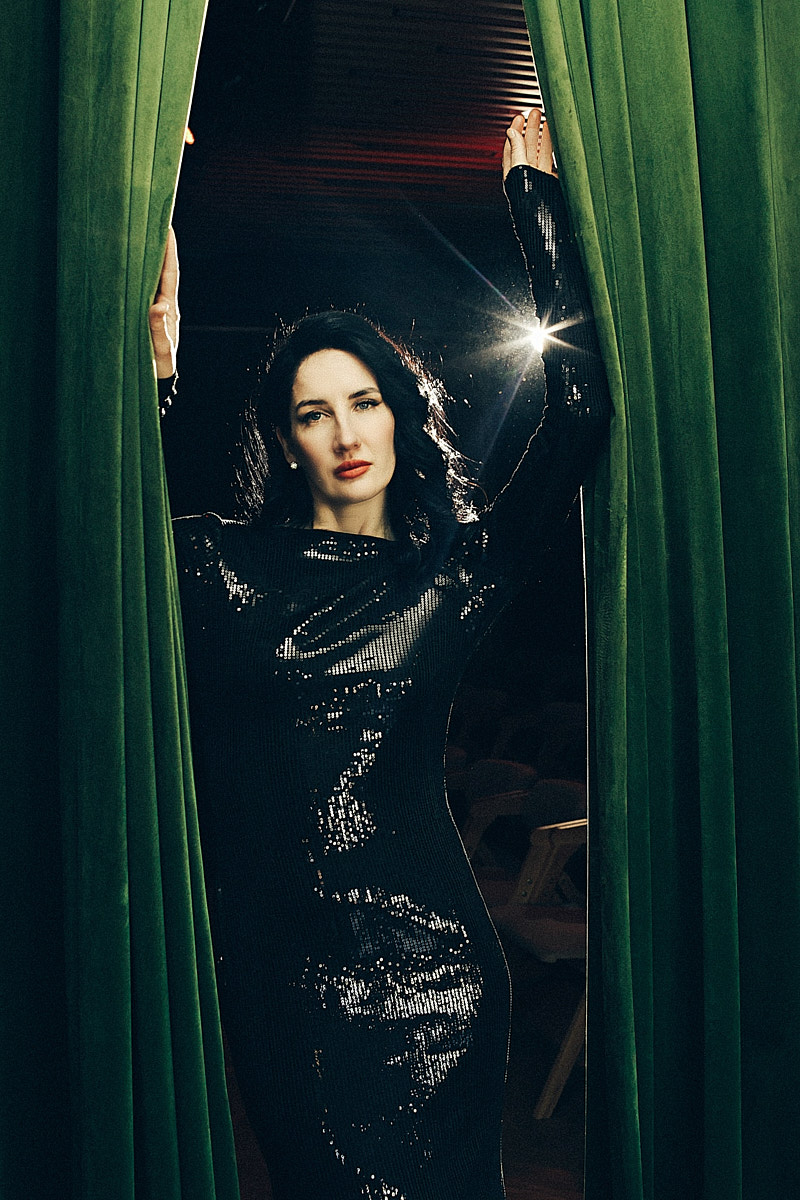 После преображения Дома работников искусств туда не хочется идти в повседневной одежде. Только каблуки и платье в пол! Теперь в роскошных интерьерах легко почувствовать себя звездой. Именно этот замысел заложен в концептуальный фотопроект «Выход в свет», созданный ВОДРИ совместно с Екатериной Лебедь. Момент, когда любая может почувствовать себя дивой!