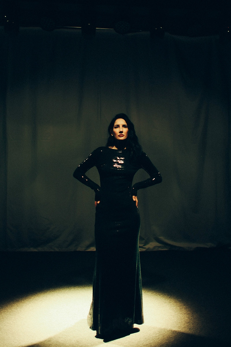 После преображения Дома работников искусств туда не хочется идти в повседневной одежде. Только каблуки и платье в пол! Теперь в роскошных интерьерах легко почувствовать себя звездой. Именно этот замысел заложен в концептуальный фотопроект «Выход в свет», созданный ВОДРИ совместно с Екатериной Лебедь. Момент, когда любая может почувствовать себя дивой!