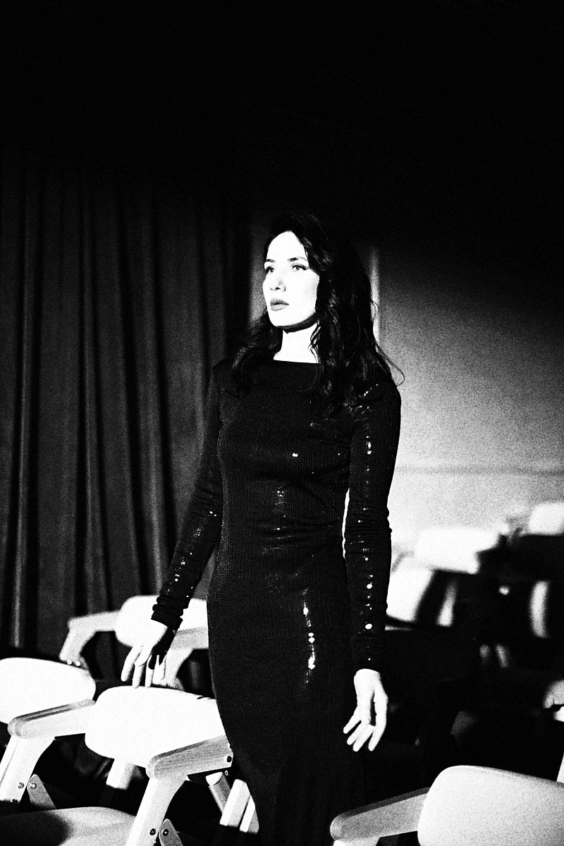 После преображения Дома работников искусств туда не хочется идти в повседневной одежде. Только каблуки и платье в пол! Теперь в роскошных интерьерах легко почувствовать себя звездой. Именно этот замысел заложен в концептуальный фотопроект «Выход в свет», созданный ВОДРИ совместно с Екатериной Лебедь. Момент, когда любая может почувствовать себя дивой!