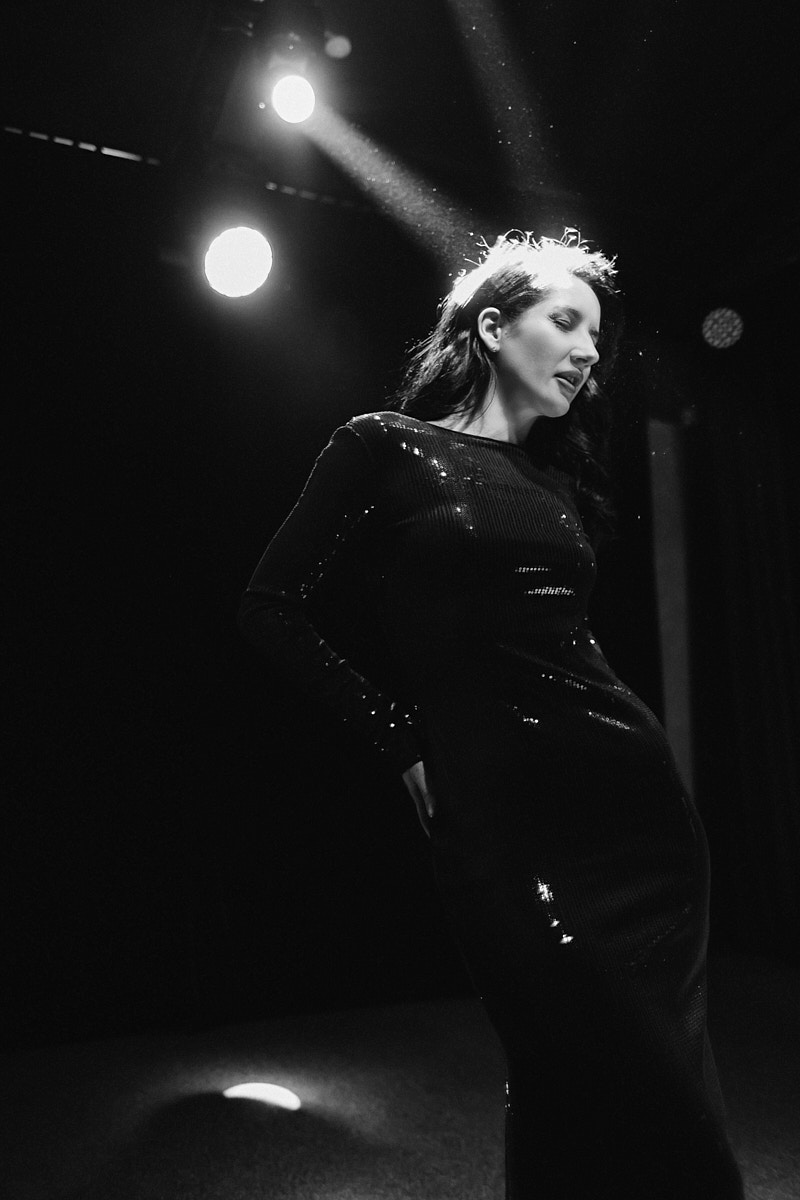 После преображения Дома работников искусств туда не хочется идти в повседневной одежде. Только каблуки и платье в пол! Теперь в роскошных интерьерах легко почувствовать себя звездой. Именно этот замысел заложен в концептуальный фотопроект «Выход в свет», созданный ВОДРИ совместно с Екатериной Лебедь. Момент, когда любая может почувствовать себя дивой!