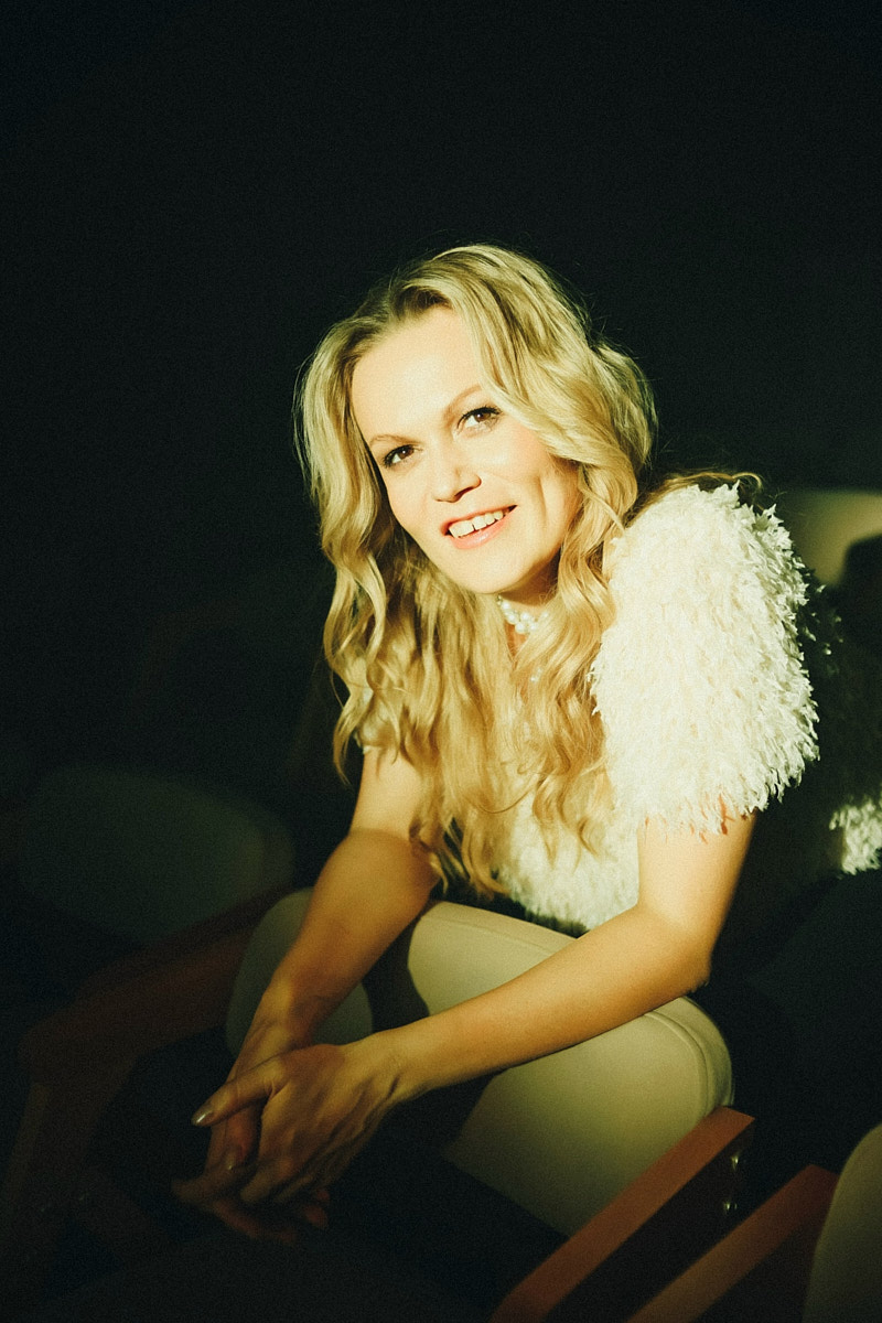 После преображения Дома работников искусств туда не хочется идти в повседневной одежде. Только каблуки и платье в пол! Теперь в роскошных интерьерах легко почувствовать себя звездой. Именно этот замысел заложен в концептуальный фотопроект «Выход в свет», созданный ВОДРИ совместно с Екатериной Лебедь. Момент, когда любая может почувствовать себя дивой!