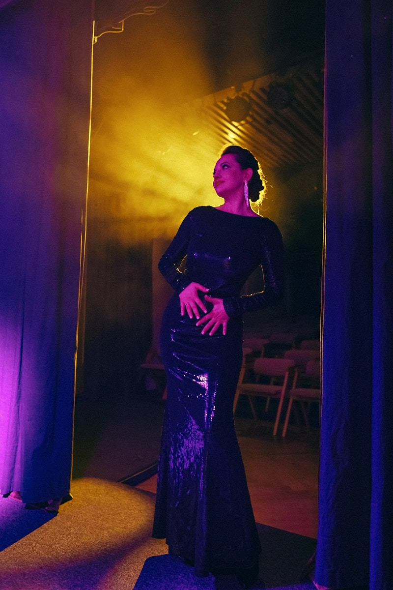 После преображения Дома работников искусств туда не хочется идти в повседневной одежде. Только каблуки и платье в пол! Теперь в роскошных интерьерах легко почувствовать себя звездой. Именно этот замысел заложен в концептуальный фотопроект «Выход в свет», созданный ВОДРИ совместно с Екатериной Лебедь. Момент, когда любая может почувствовать себя дивой!