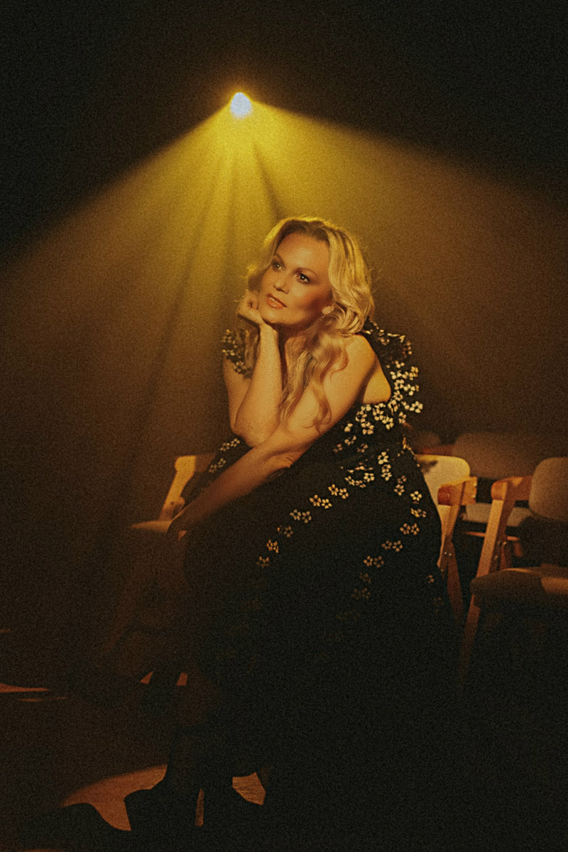 После преображения Дома работников искусств туда не хочется идти в повседневной одежде. Только каблуки и платье в пол! Теперь в роскошных интерьерах легко почувствовать себя звездой. Именно этот замысел заложен в концептуальный фотопроект «Выход в свет», созданный ВОДРИ совместно с Екатериной Лебедь. Момент, когда любая может почувствовать себя дивой!