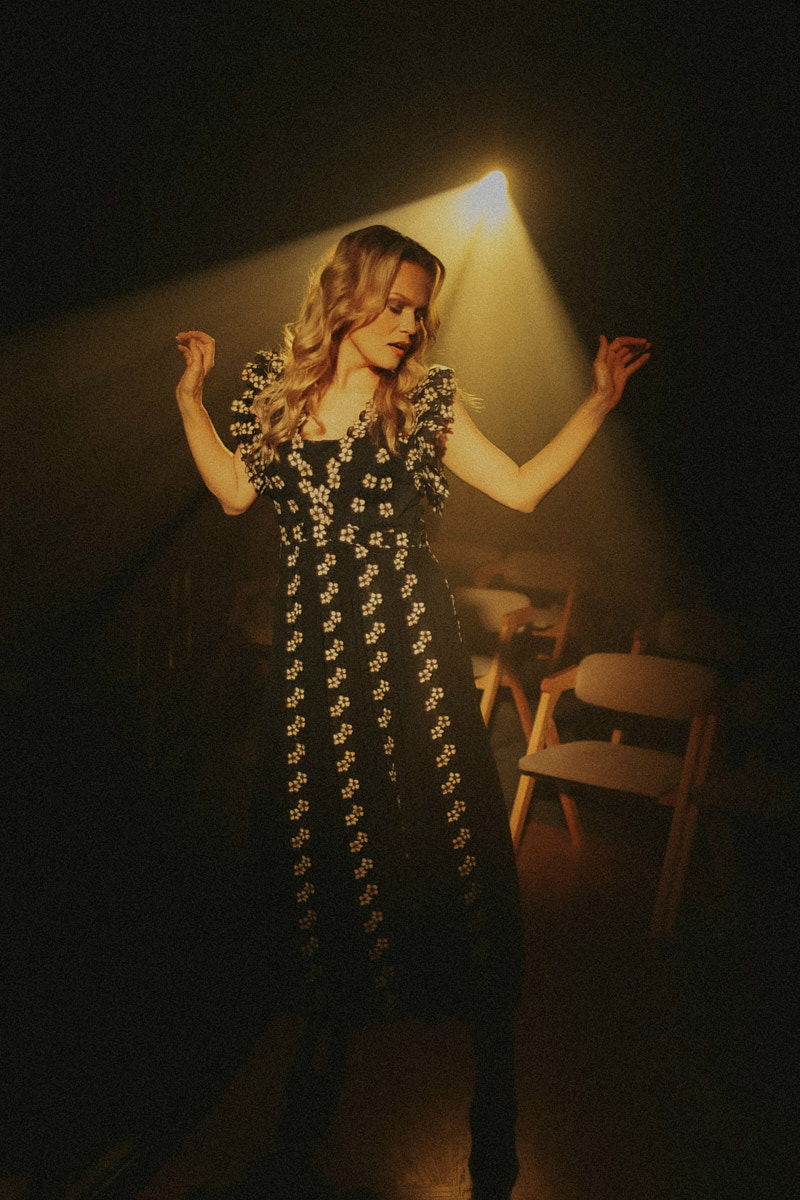 После преображения Дома работников искусств туда не хочется идти в повседневной одежде. Только каблуки и платье в пол! Теперь в роскошных интерьерах легко почувствовать себя звездой. Именно этот замысел заложен в концептуальный фотопроект «Выход в свет», созданный ВОДРИ совместно с Екатериной Лебедь. Момент, когда любая может почувствовать себя дивой!