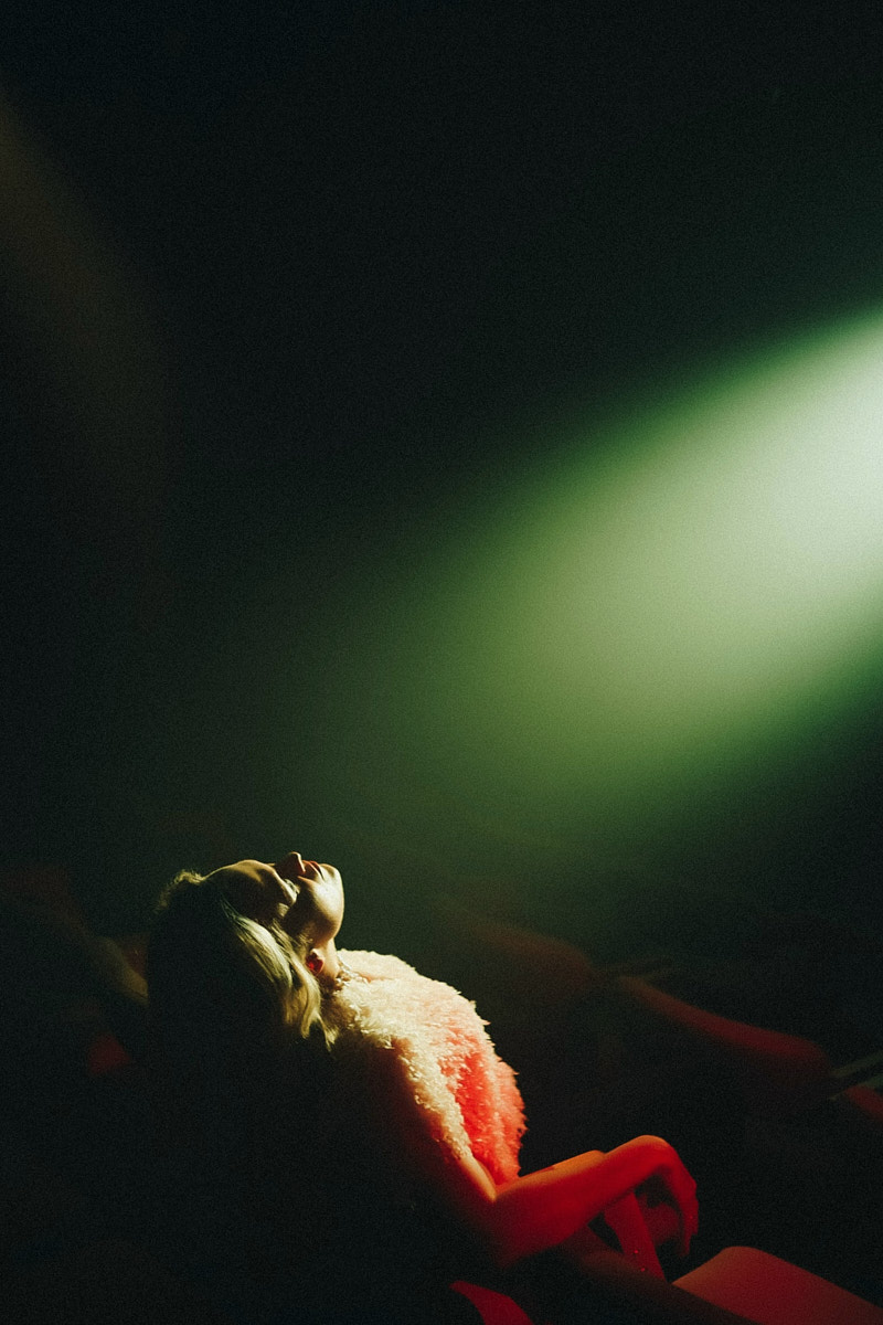 После преображения Дома работников искусств туда не хочется идти в повседневной одежде. Только каблуки и платье в пол! Теперь в роскошных интерьерах легко почувствовать себя звездой. Именно этот замысел заложен в концептуальный фотопроект «Выход в свет», созданный ВОДРИ совместно с Екатериной Лебедь. Момент, когда любая может почувствовать себя дивой!