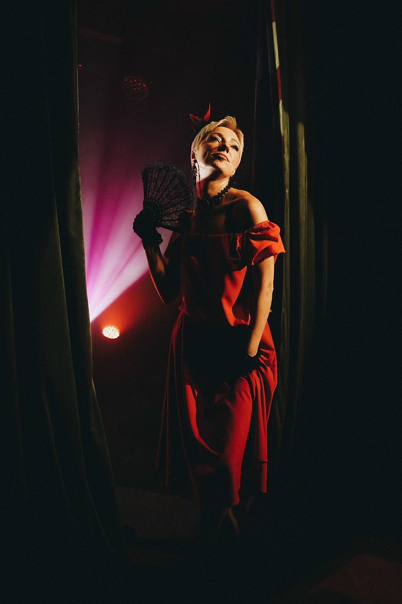 После преображения Дома работников искусств туда не хочется идти в повседневной одежде. Только каблуки и платье в пол! Теперь в роскошных интерьерах легко почувствовать себя звездой. Именно этот замысел заложен в концептуальный фотопроект «Выход в свет», созданный ВОДРИ совместно с Екатериной Лебедь. Момент, когда любая может почувствовать себя дивой!