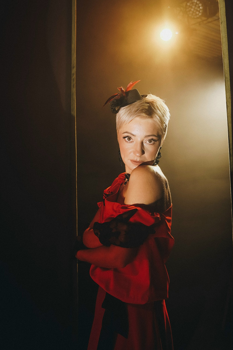 После преображения Дома работников искусств туда не хочется идти в повседневной одежде. Только каблуки и платье в пол! Теперь в роскошных интерьерах легко почувствовать себя звездой. Именно этот замысел заложен в концептуальный фотопроект «Выход в свет», созданный ВОДРИ совместно с Екатериной Лебедь. Момент, когда любая может почувствовать себя дивой!